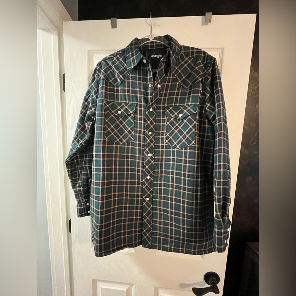 NWOT Wrangler Men's Dark Green and Tan Plaid Button Down light jacket